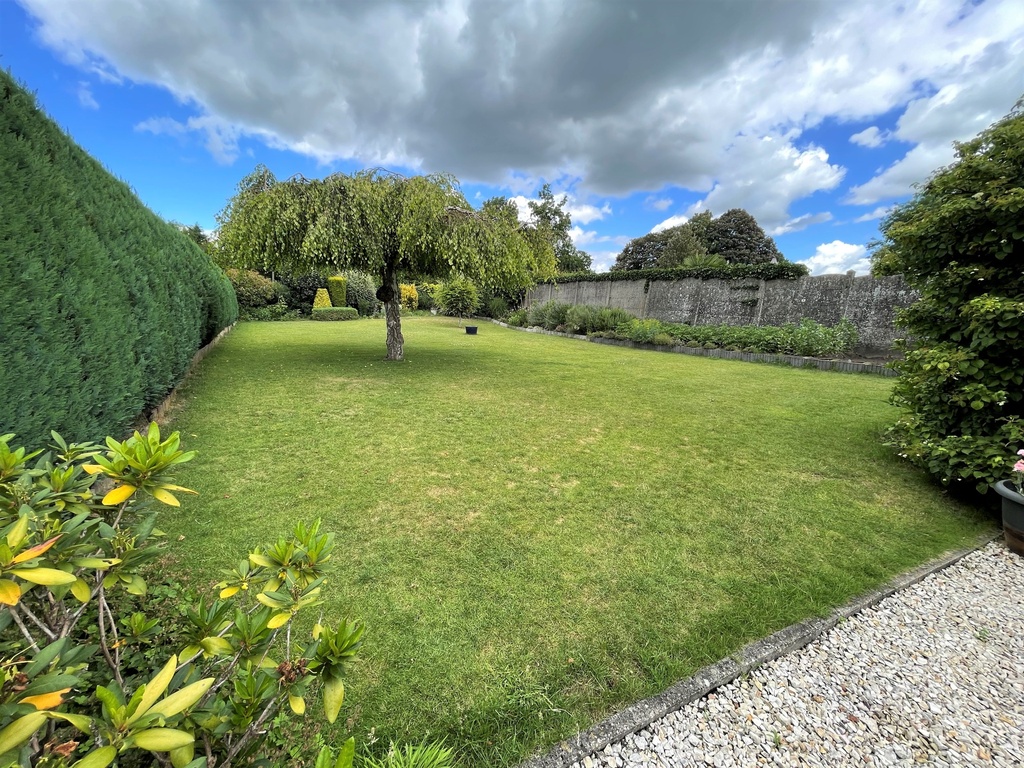 A VENDRE à STAMBRUGES : Spacieuse maison avec jardin, garage et 4 chambres