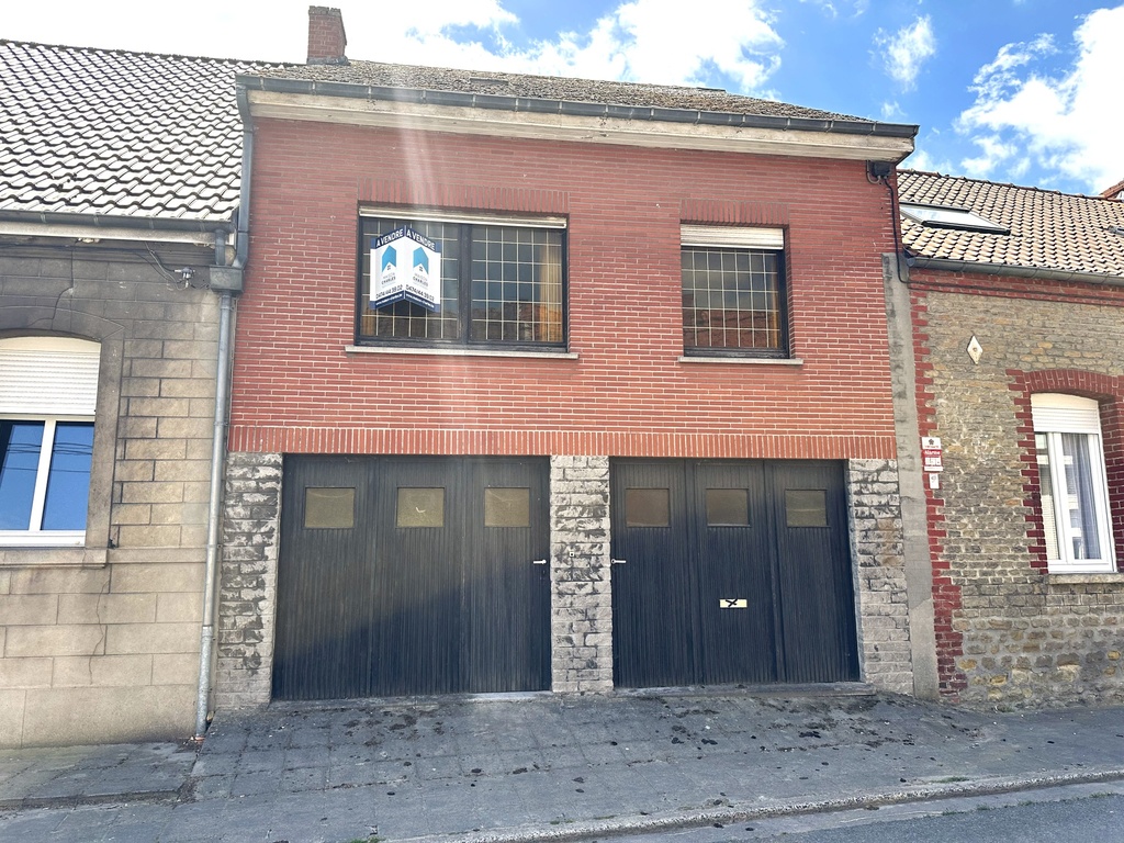 VENDU à Blaton / Habitation à rénover avec 2 garages et jardin